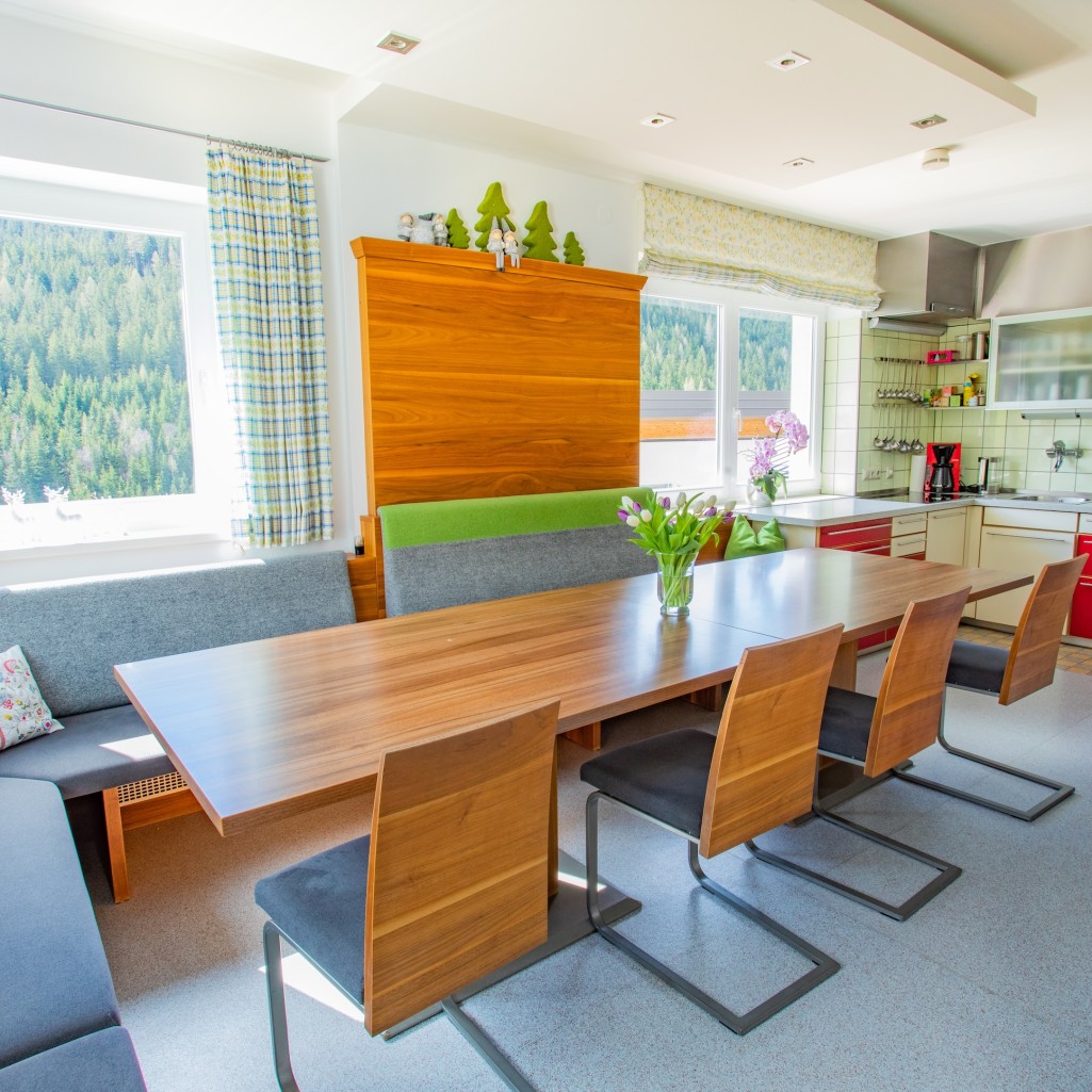 Küche mit Essbereich und Blick auf den Dachstein