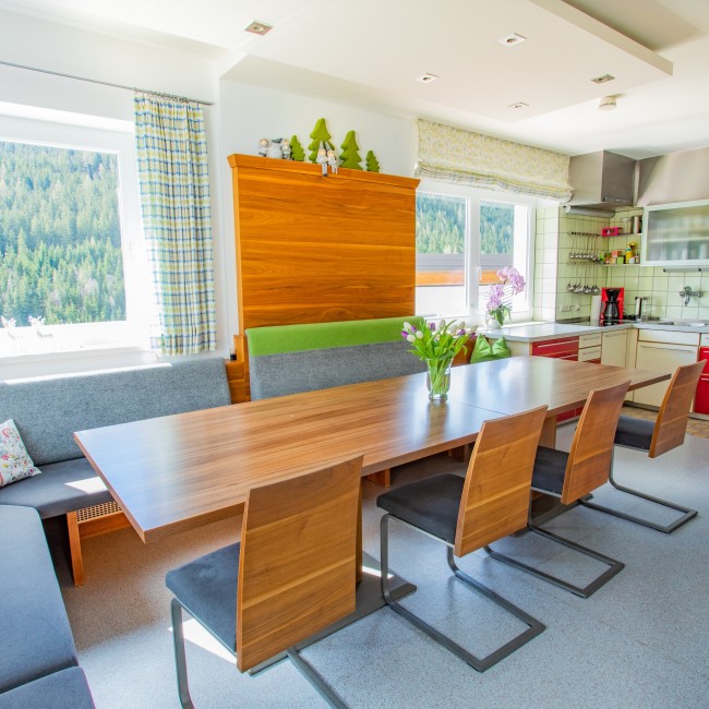 Küche mit Essbereich und Blick auf den Dachstein