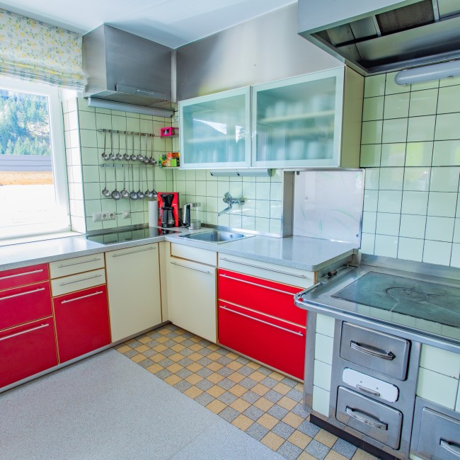 Küche mit Essbereich und Blick auf den Dachstein