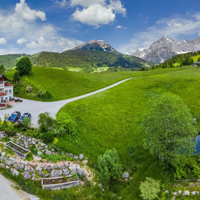 Luftaufnahme mit Bergerhof und Dachsteinmasssiv