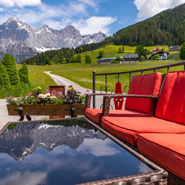 Terrasse mit Blick zum Dachstein